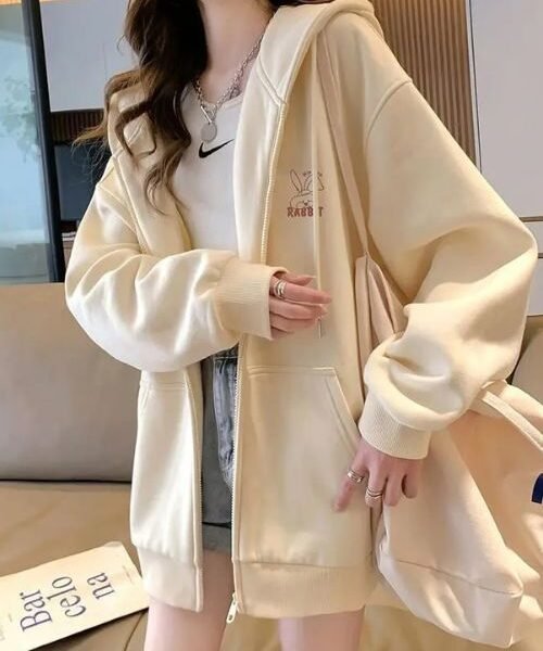 oversized hoodie for women, women’s hoodie with pockets and zipper, women’s oversized hoodie in neutral color, stylish women’s zip up hoodie with hood